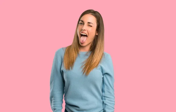 Mujer Rubia Con Camisa Azul Mostrando Lengua Cámara Teniendo Mirada —  Fotos de Stock