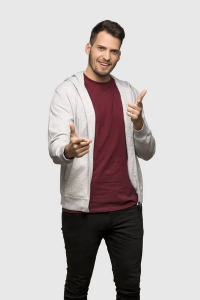 Man Sweatshirt Pointing Front Smiling Grey Background — Stock Photo, Image