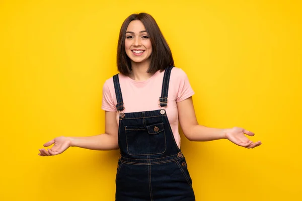 Mujer Joven Sobre Pared Amarilla Sonriendo —  Fotos de Stock