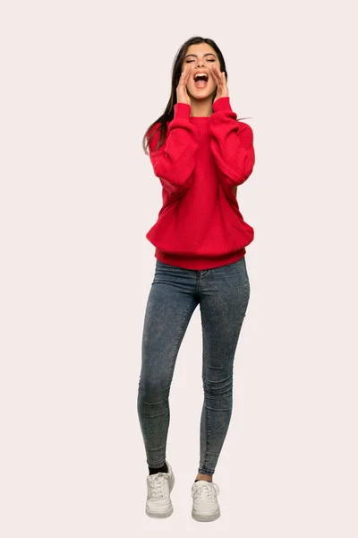 Una Toma Completa Una Adolescente Con Suéter Rojo Gritando Anunciando — Foto de Stock