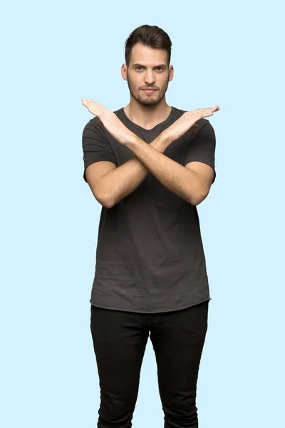 Hombre Con Camisa Negra Haciendo Gesto Sobre Fondo Azul — Foto de Stock