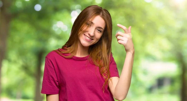 Chica Pelirroja Joven Frustrado Por Una Mala Situación Señalando Frente — Foto de Stock