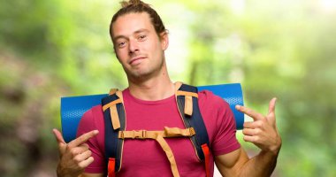 Dağ backpacker kibirli ve kendini beğenmiş adamla uzun yürüyüşe çıkan kimse kendini dağ kavram seviyorum