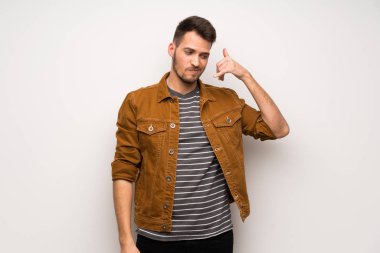 Telefon jest yapma ve şüphe beyaz duvar yakışıklı adam