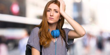 Kızıl saçlı öğrenci kadın hayal kırıklığı ve şehirde anlayış değil bir ifade ile