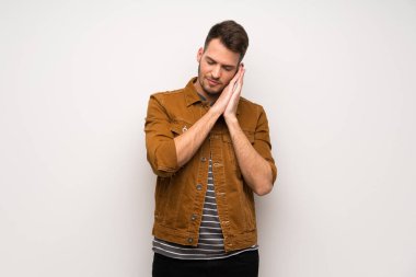 Beyaz duvar yapım uyku hareketle dorable ifade yakışıklı adam