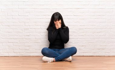 Çok gülümseyen katta oturan kadın