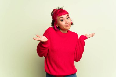 Genç kadın kırmızı kazaklı omuz kaldırma sırasında önemli jest yapma