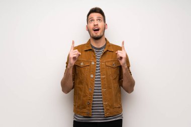 Beyaz duvar işaret içinde yakışıklı adam yukarı ve sürpriz