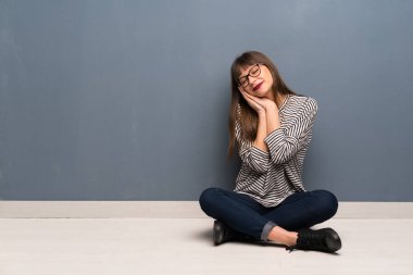 Kat yapım uyku hareketle dorable ifade oturan gözlüklü kadın