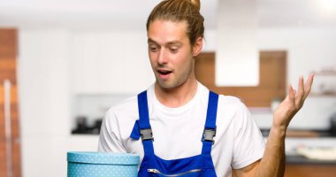 Bir evde hediye kutusu elinde tutan işçi