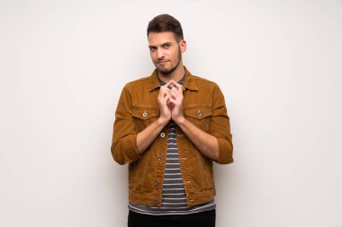 Beyaz duvar bir şey entrikacı yakışıklı adam