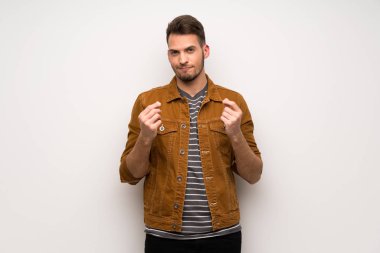 Yakışıklı adam beyaz duvar para hareketi yapma