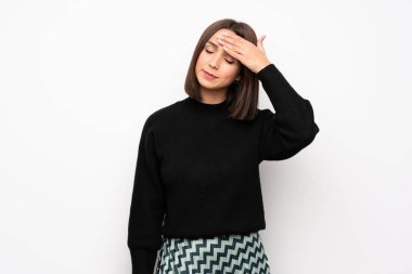 Genç kadın yorgun ve hasta ifade ile beyaz duvar yüzünden