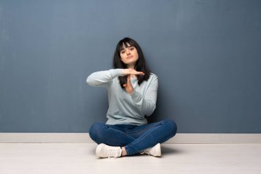 Zaman aşımı jest yapma katta oturan kadın