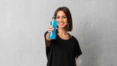Bir şişe su kadınla genç spor