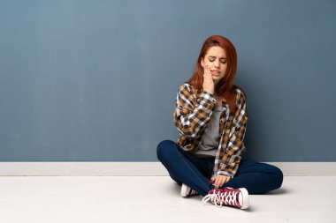 Diş ağrısı ile katta oturan genç Kızıl saçlı kadın