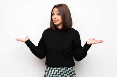 Beyaz duvar eller yükselterek süre şüpheleri genç kadın