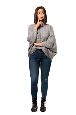 İzole beyaz arka plan üzerinde düşünme genç bir kadın tam uzunlukta bir kadeh