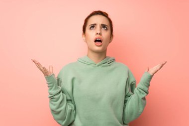 Kazak tarafından kötü bir durum hayal kırıklığına uğramış genç Kızıl saçlı kadın