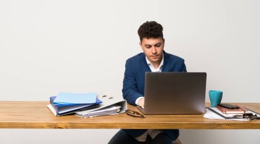 İş adamı bir ofis portre
