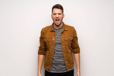 Beyaz duvar ile ağız açık ön bağırarak yakışıklı adam