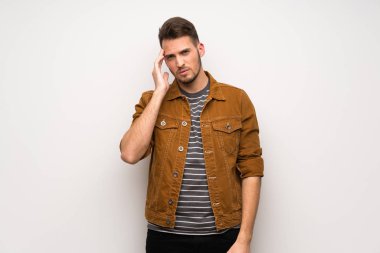 Yakışıklı adam baş beyaz duvar