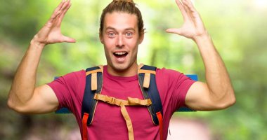 Sürpriz ve şok yüz ifadesi dağ dağ backpacker adamla uzun yürüyüşe çıkan kimse