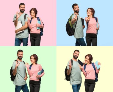 Sırt çantaları ve gülümseyen ve zafer işareti renkli arka plan üzerinde gösterilen kitaplar ile iki öğrenci kümesi