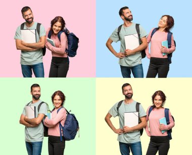 Sırt çantaları ve kalça, kollu ve çarpı işareti silah ile poz kitaplar ile iki öğrenci kümesi