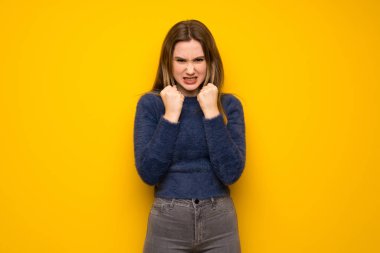 Sarı duvar tarafından kötü bir durum hayal kırıklığına uğramış genç kız