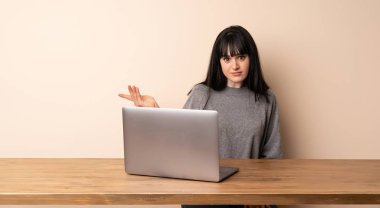 Onun laptop yapımı ile çalışan genç kadın hareketi şüphe ediyor.