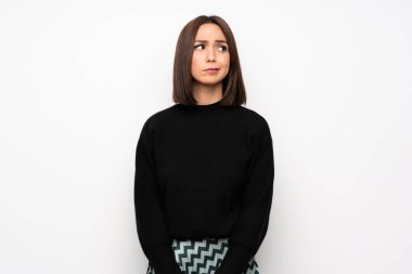 Beyaz duvar duygu üzgün genç kadın