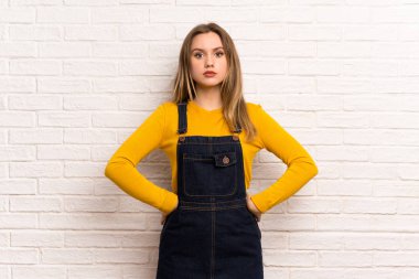 Beyaz tuğla duvar kızgın genç kız