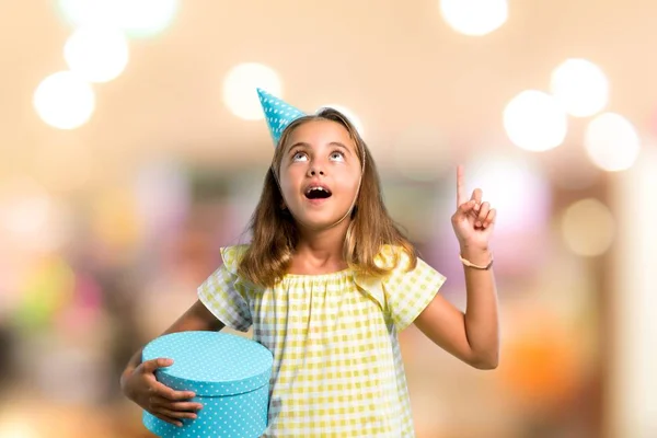 Kleines Mädchen Auf Einer Geburtstagsparty Das Ein Geschenk Stehen Hält — Stockfoto