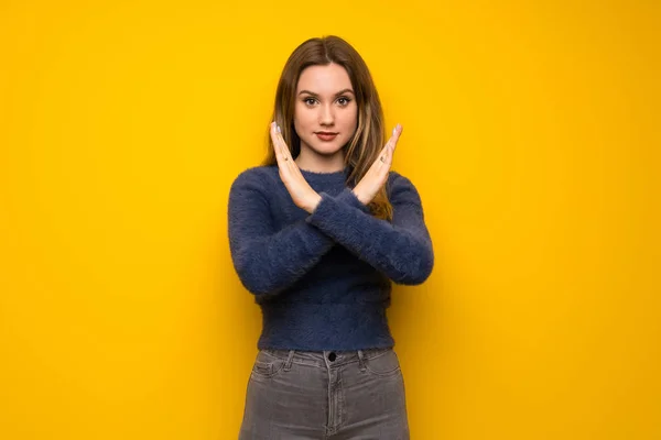 Adolescente Chica Sobre Amarillo Pared Haciendo Ningún Gesto —  Fotos de Stock