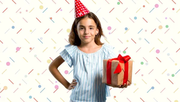 Meisje Een Verjaardagsfeestje Houden Een Cadeau Poseren Met Wapens Bij — Stockfoto