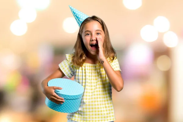 Menina Uma Festa Aniversário Segurando Presente Gritando Com Boca Aberta — Fotografia de Stock