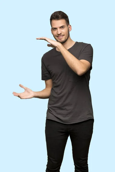 Homem Com Camisa Preta Segurando Copyspace Para Inserir Anúncio Sobre — Fotografia de Stock