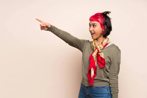 Młoda Kobieta Różowe Włosy Nad Żółte Ściany Wskazując — Zdjęcie stockowe