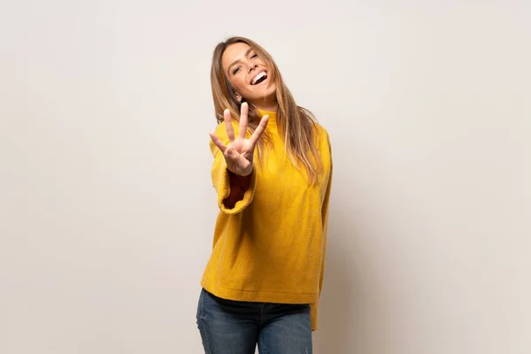 Donna Con Maglione Giallo Parete Isolata Felice Contando Quattro Con — Foto Stock