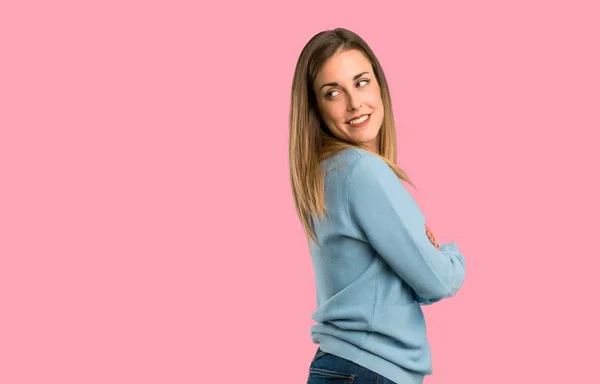 Mulher Loira Com Camisa Azul Olhando Por Cima Ombro Com — Fotografia de Stock