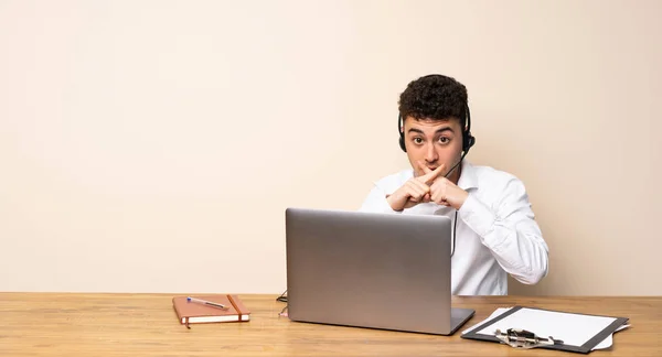 Telemarketer Man Showing Sign Silence Gesture — Stock Photo, Image
