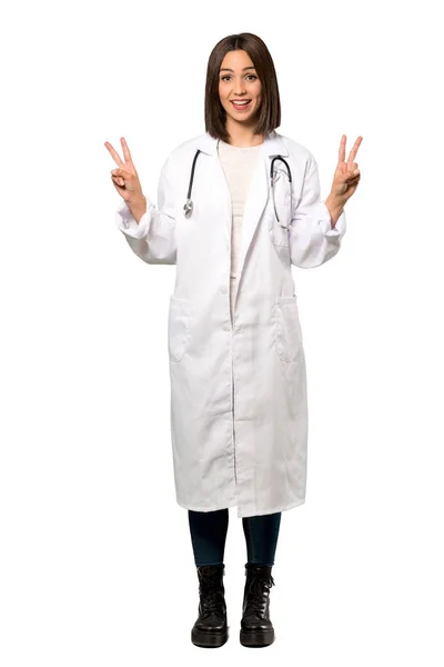 Uma Foto Completa Uma Jovem Médica Sorrindo Mostrando Sinal Vitória — Fotografia de Stock