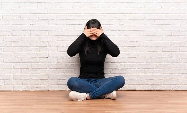 Frau Die Mit Den Händen Auf Dem Boden Sitzt Und — Stockfoto