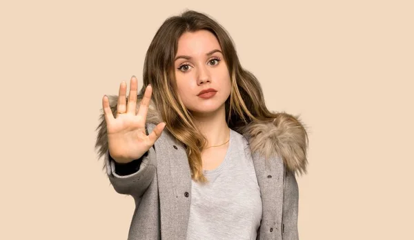 Adolescente Chica Con Abrigo Haciendo Stop Gesture Negando Una Situación — Foto de Stock