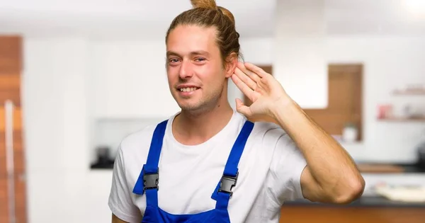 Ouvrier Écoutant Quelque Chose Mettant Main Sur Oreille Dans Une — Photo