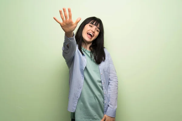 Young Woman Green Wall Counting Five Fingers — Stock Photo, Image