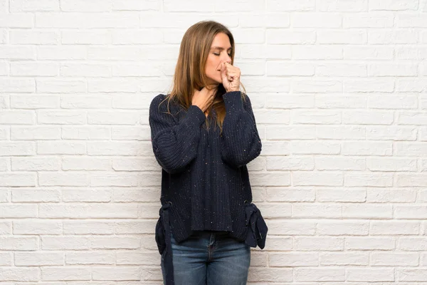 Blonde Vrouw Bakstenen Muur Met Geschokt Gelaatsuitdrukking — Stockfoto