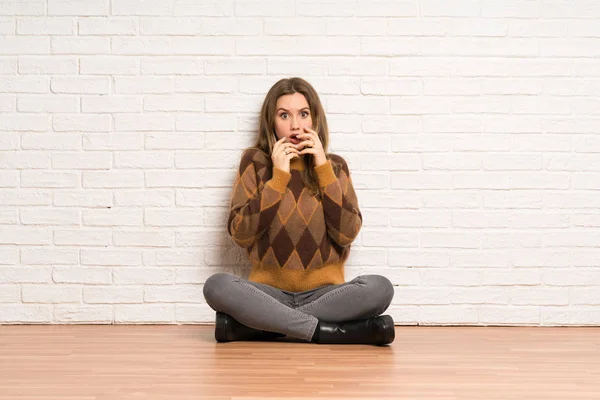 Tiener Meisje Zittend Vloer Nerveus Bang Handen Naar Mond Brengen — Stockfoto